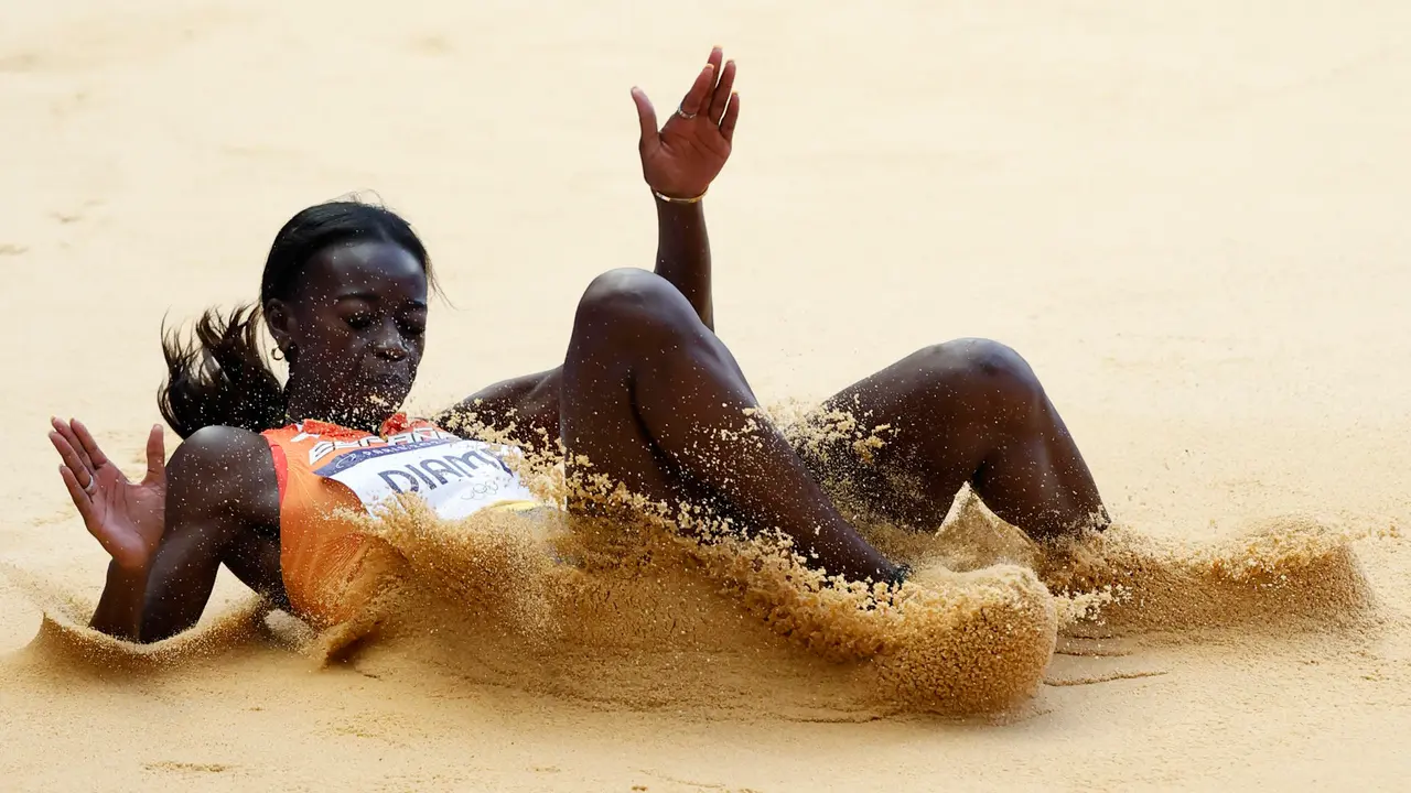 La atleta espa&ntilde;ola Fatima Diame durante su participaci&oacute;n en la prueba de salto de longitud femenino en los Juegos Ol&iacute;mpicos Par&iacute;s 2024, este martes, en la capital gala. EFE/ Miguel To&ntilde;a