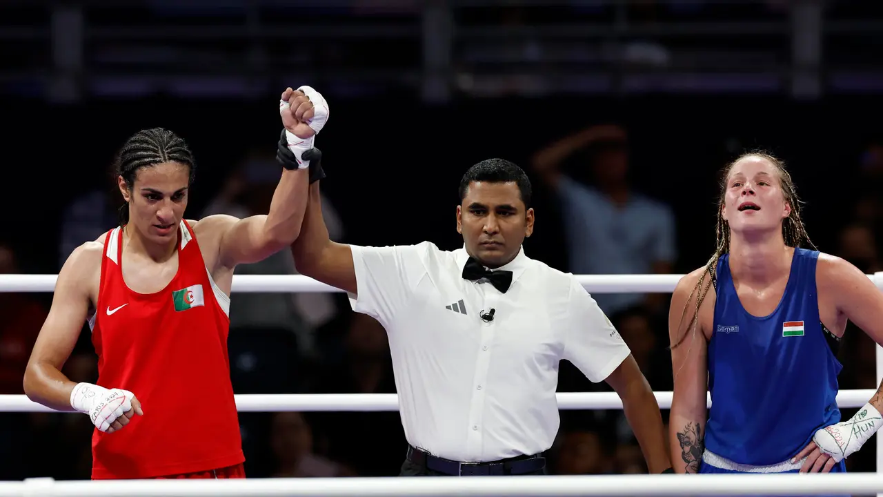 La boxeadora argelina Imane Khelif (roja) es proclamada ganadora d su combate contra la h&uacute;ngara Anna Luca Hamori, en los cuartos de final, categor&iacute;a 66 kg, en los Juegos Ol&iacute;mpicos de Par&iacute;s 2024. EFE/Miguel To&ntilde;a