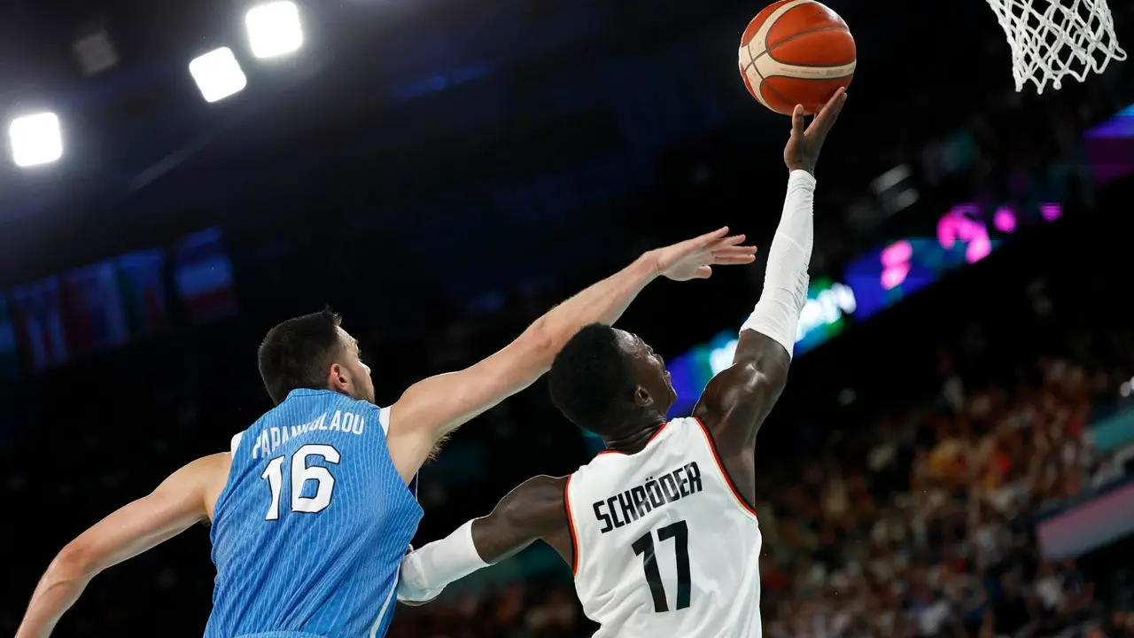 Dennis Schroder, de Alemania (d), entra a canasta ante Kostas Papanikolaou, de Grecia (i), durante el partido de cuartos de final d los Juegos Ol&iacute;mpicos 2024 que los enfrent&oacute; en el Bercy Arena de Par&iacute;s. EFE/EPA/CAROLINE BREHMAN