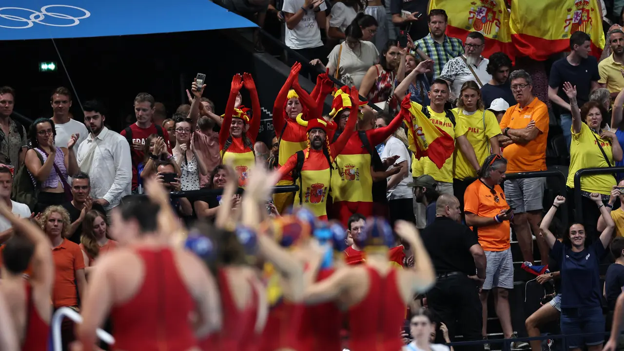 Jugadoras de la selecci&oacute;n de waterpolo celebran su victoria ante Canad&aacute; al finalizar el partido de cuartos de final de waterpolo en los Juegos Ol&iacute;mpicos Par&iacute;s 2024 EFE/ Sashenka Gutierrez