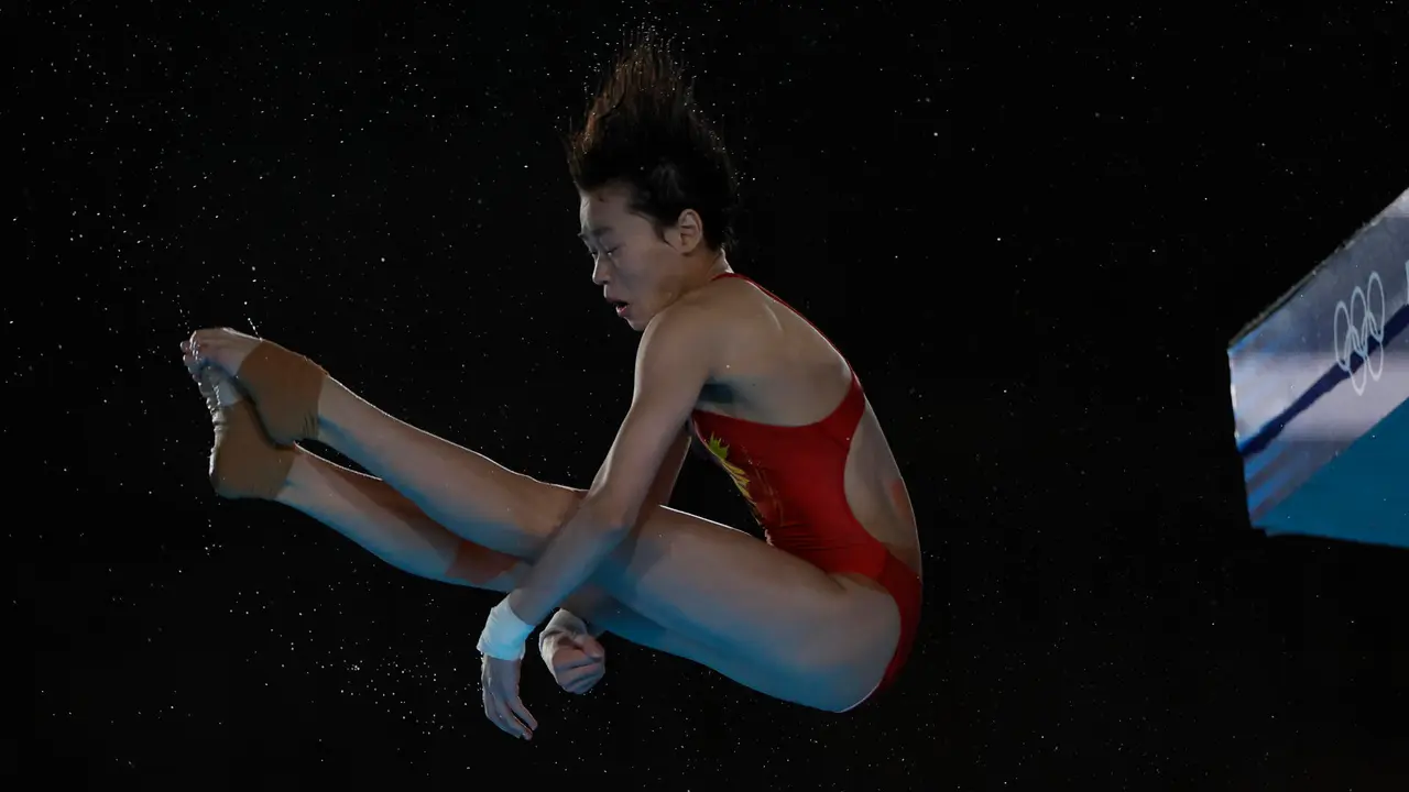 la joven saltadora china Hongchan Quan en su salto desde plataforma de 10 metros en el Centro Acu&aacute;tico de Saint-Denis, Francia. EFE/ Lavandeira Jr
