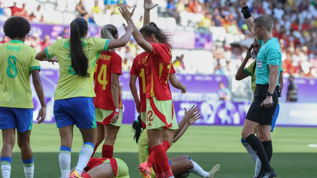El &aacute;rbitro del encuentro Espen Nor saca tarjeta roja a la delantera brasile&ntilde;a Marta tras la falta realizada a la defensa espa&ntilde;ola Olga Carmona en el Estadio de Burdeos (Francia). EFE/ Kiko Huesca