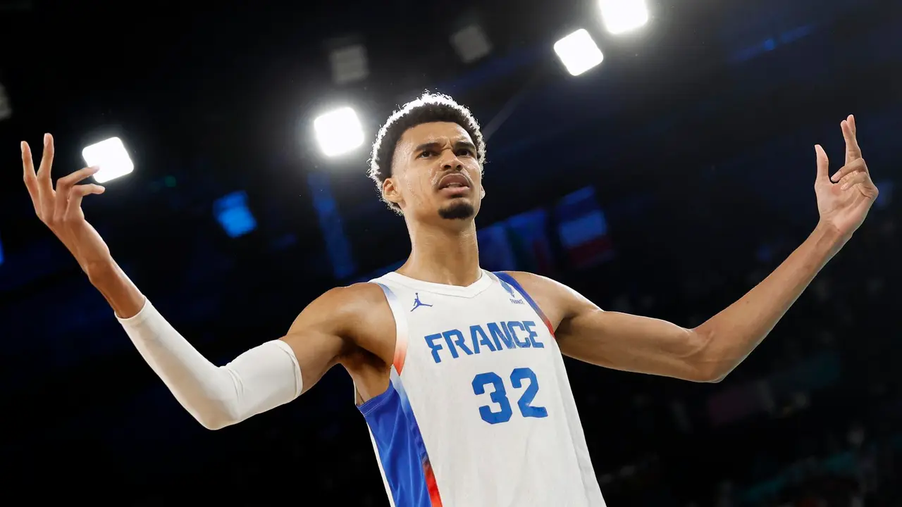 El franc&eacute;s Victor Wembanyama celebra ua canasta ante Canad&aacute; en cuartos del torneo ol&iacute;mpico de baloncsto en Bercy Arena en Paris, Francia. EFE/EPA/CAROLINE BREHMAN