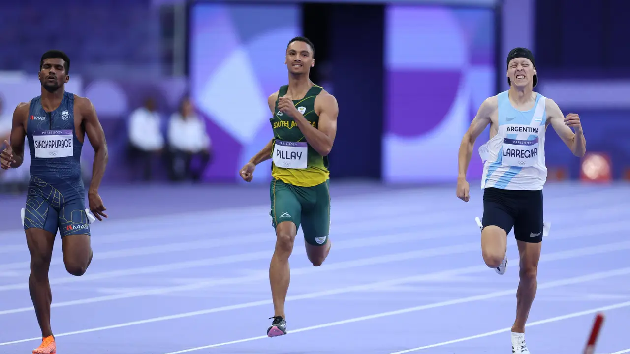 El atleta argentino Eli&aacute;n Larregina (d), el sudafricano Lythe Pillay (c) y Aruna Darshana de Sri Lanka este martes, en la semifinal masculina de los 400m parte del Atletismo de los Juegos Ol&iacute;mpicos Par&iacute;s 2024 este martes, en la capital gala. EFE/ Juanjo Mart&iacute;n