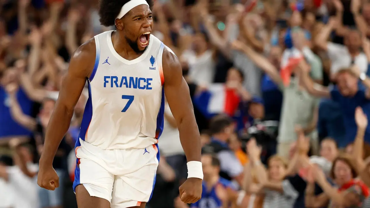 La francesa Guerschon Yabuselecelebra la victoria en Bercy Arena en Paris, Francia. EFE/EPA/CAROLINE BREHMAN