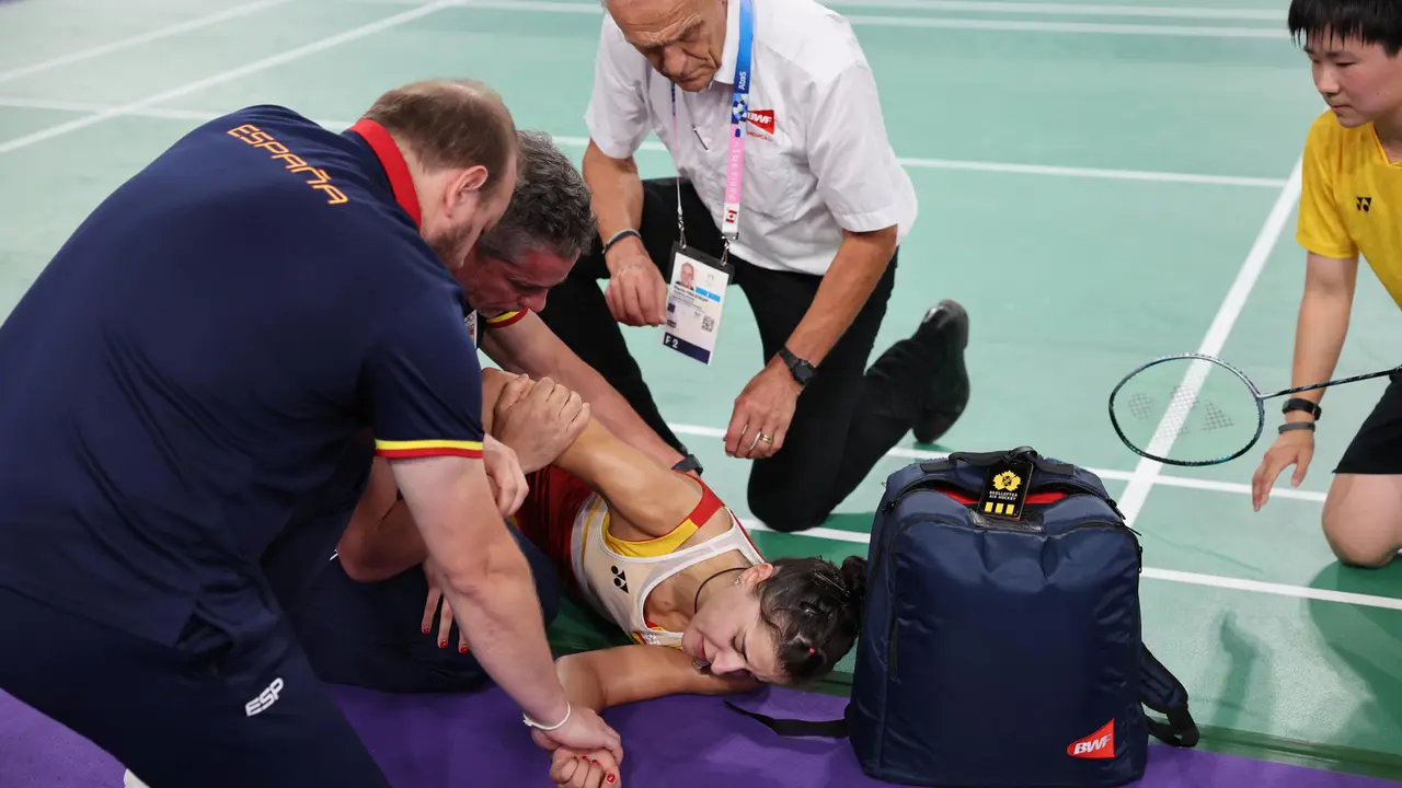 Carolina Mar&iacute;n, jugadora espa&ntilde;ola de badmint&oacute;n, tras lesionarse en la semifinal de los Juegos de Par&iacute;s. . EFE/ Miguel Gutierrez