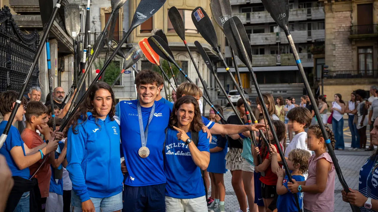 El pirag&iuml;sta donostiarra Pau Etxaniz (c), que ha obtenido la medalla de bronce en la prueba de K1 de pirag&uuml;ismo eslalon de los Juegos de Par&iacute;s 2024, durante un acto de bienvenida a los deportistas ol&iacute;mpicos del Club Atl&eacute;tico San Sebasti&aacute;n celebrado este martes, junto a la pirag&uuml;istas Maialen Chourraut (d), oro en R&iacute;o 2016, entre otras medallas, y Miren Lazkano (i), finalista en Par&iacute;s. EFE/Javier Etxezarreta
