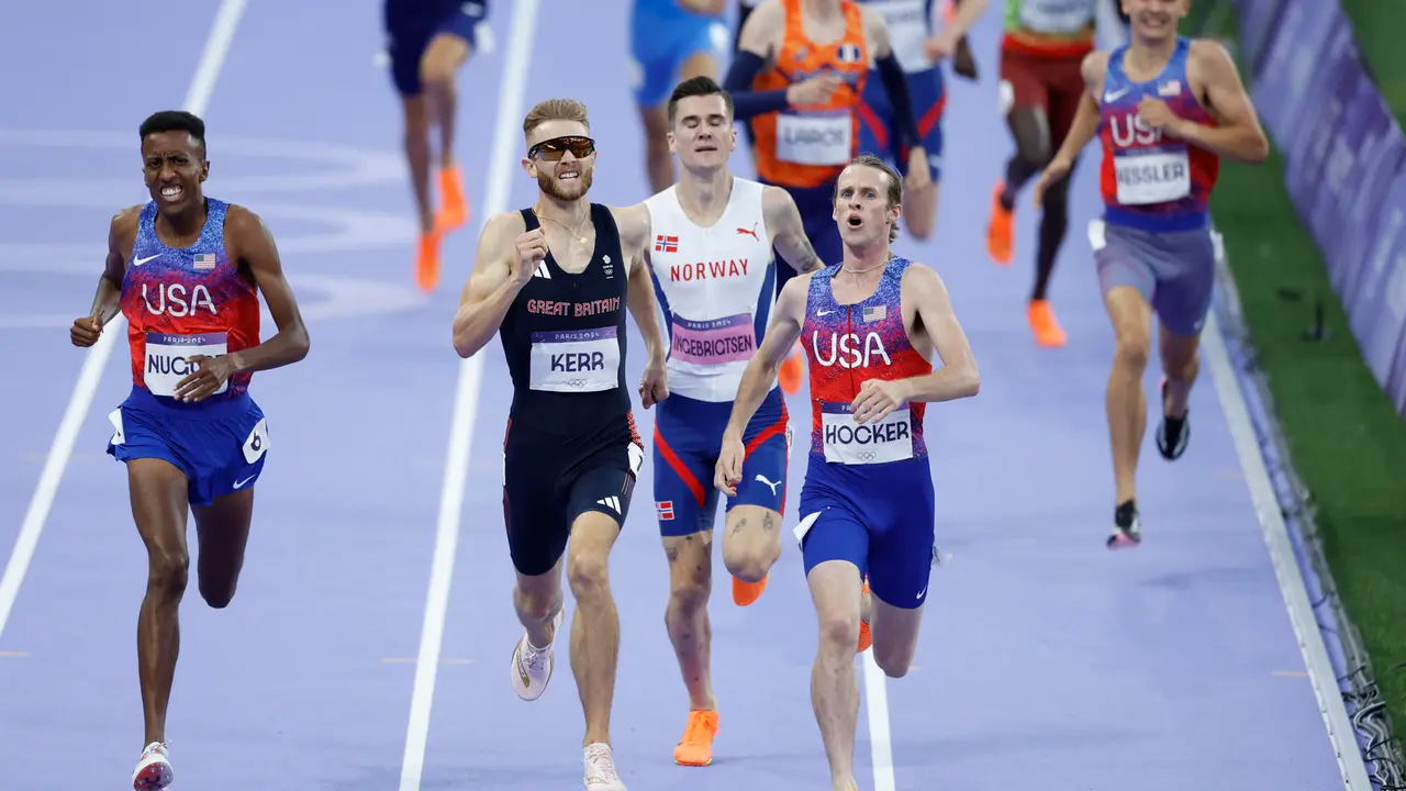 El atleta estadounidense Cole Hocker (d) celebra la victoria seguido del brit&aacute;nico Josh Kerr (2i-plata) y el estadounidense Yared Nuguse (i-bronce) en la final masculina de 1500m parte del Atletismo de los Juegos Ol&iacute;mpicos Par&iacute;s 2024 este martes, en la capital gala. EFE/ Juanjo Mart&iacute;n