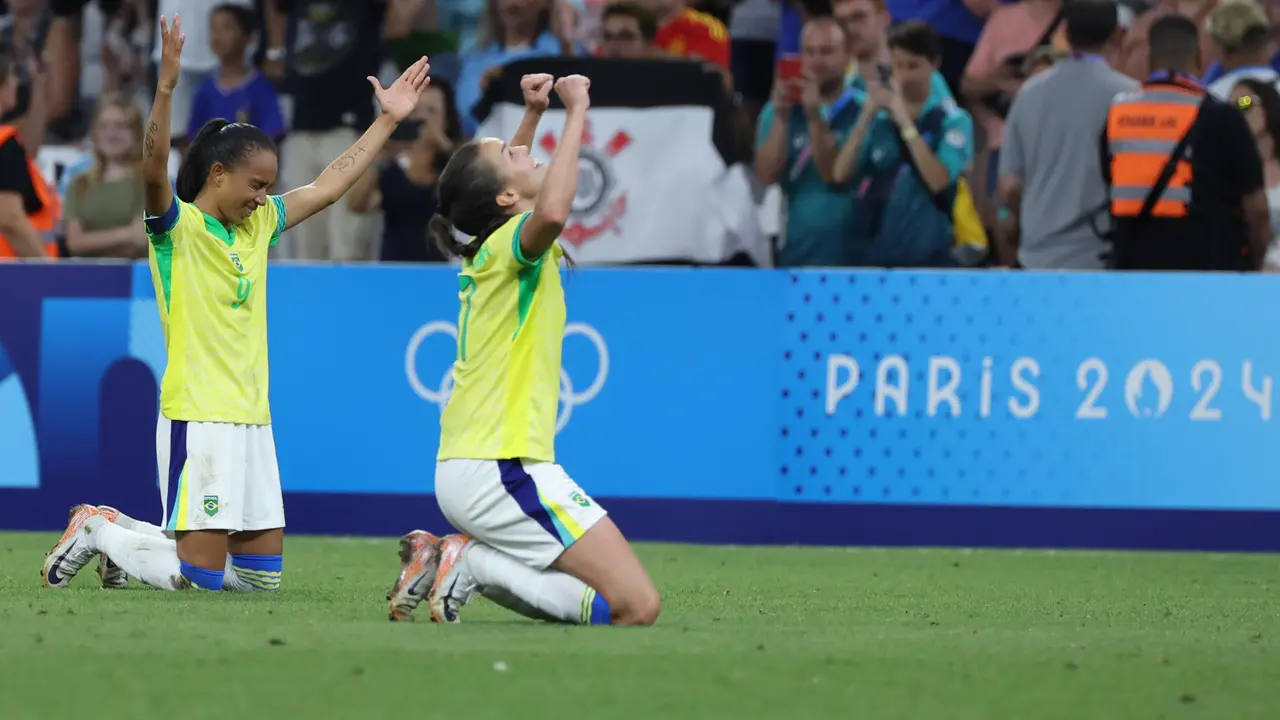 Jugadoras de Brasil fueron registradas este martes, 6 de agosto, al celebrar su triunfo por 4-2 sobre Espa&ntilde;a, al final de una de la semifinales del f&uacute;tbol femenino de los Juegos Ol&iacute;mpicos de Par&iacute;s 2024, en Marsella (Francia). EFE/Kiko Huesca