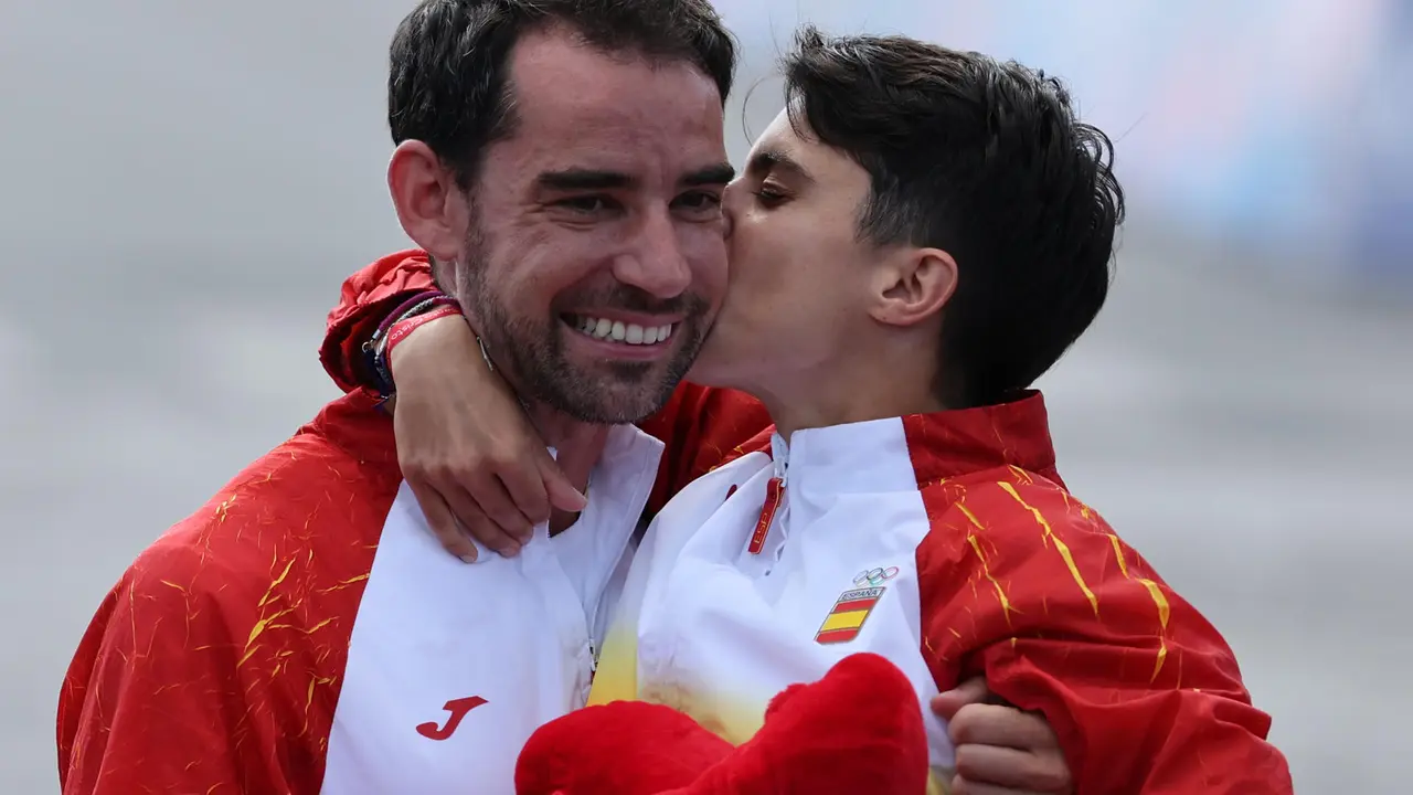 El extreme&ntilde;o &Aacute;lvaro Mart&iacute;n, campe&oacute;n ol&iacute;mpico del relevo mixto de marat&oacute;n de marcha junto a Mar&iacute;a P&eacute;rez. EFE/ Miguel Guti&eacute;rrez