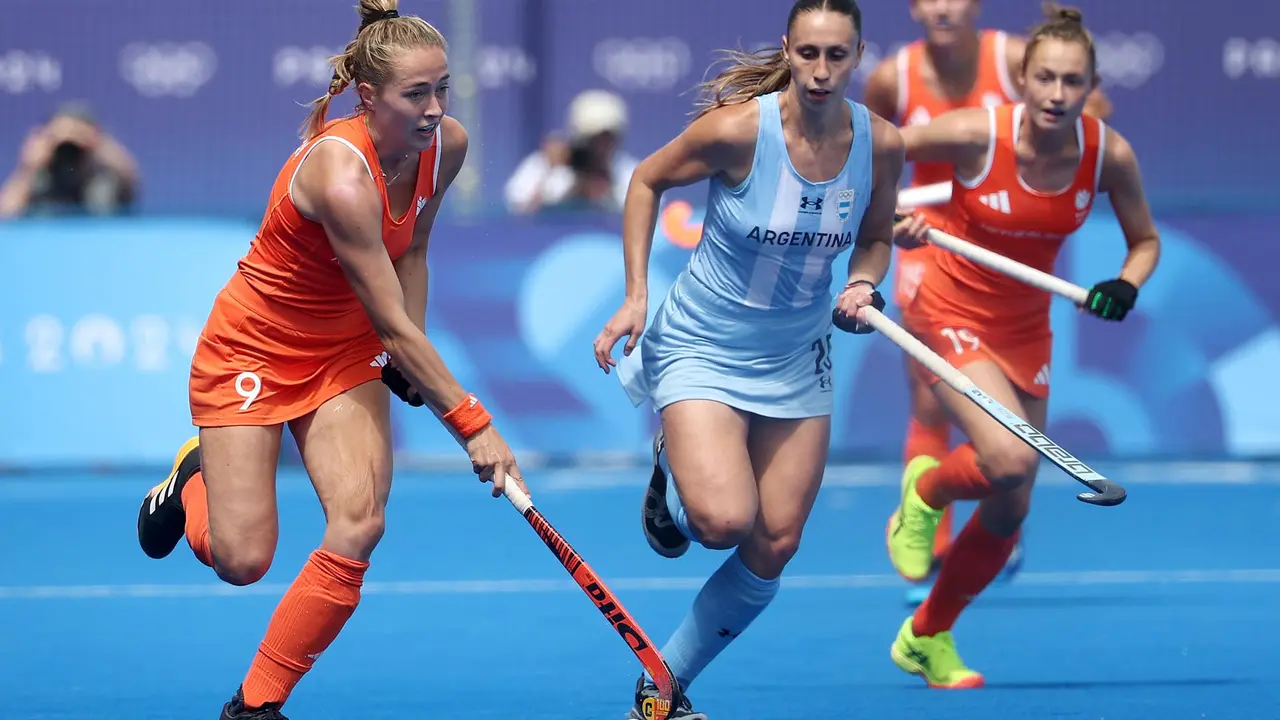 La neerlandesa Renee van Laarhoven en acci&oacute;n durante el partido de semifinales que han jugado Pa&iacute;ses Bajos y Argentina en el Yves-du-Manoir Stadium en Colombes, Francia. EFE/EPA/CHRISTOPHE PETIT TESSON
