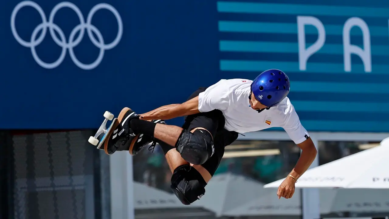 El espa&ntilde;ol Danny Leon compite en la preliminares del Skateboarding en La Concorde en Paris, Francia. EFE/EPA/MOHAMMED BADRA