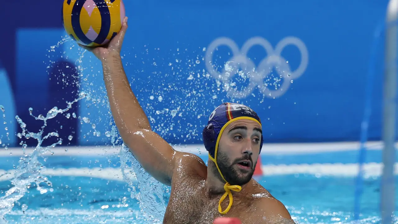 El espa&ntilde;ol Marc Larumbe se prepara para lanzar un pase durante el partido de waterpolo de cuartos de final entre Croacia y Espa&ntilde;a celebrado en el marco de los Juegos Ol&iacute;mpicos Par&iacute;s 2024 en Nanterre, Francia. EFE/Juanjo Martin