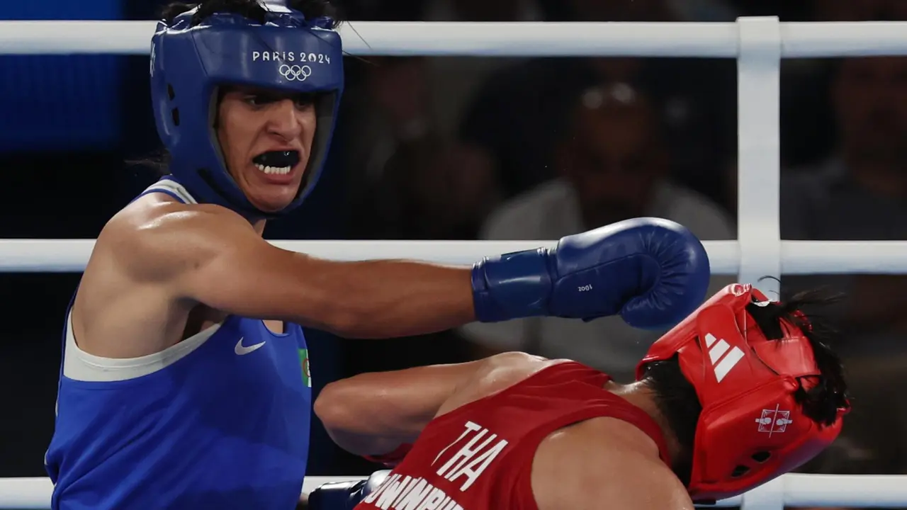 La boxeadora argelina Imane Khelif (azul) en un combate en los Juegos. EFE/EPA/MOHAMMED BADRA