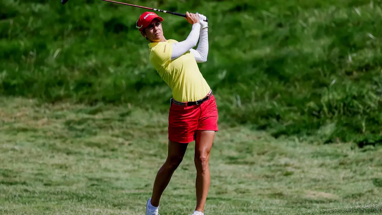 La espa&ntilde;ola Azahara Munoz en el Le Golf National en Saint-Quentin-en-Yvelines, Francia. EFE/EPA/ERIK S. LESSER