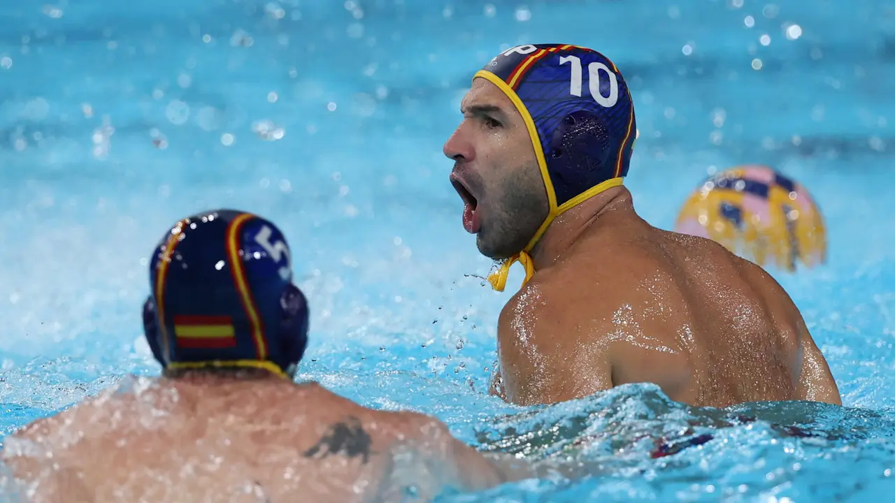 El espa&ntilde;ol Felipe Perrone (d) celebra tras marcar un gol durante el partido de waterpolo de cuartos de final entre Croacia y Espa&ntilde;a celebrado en el marco de los Juegos Ol&iacute;mpicos Par&iacute;s 2024 en Nanterre, Francia. EFE/Juanjo Martin