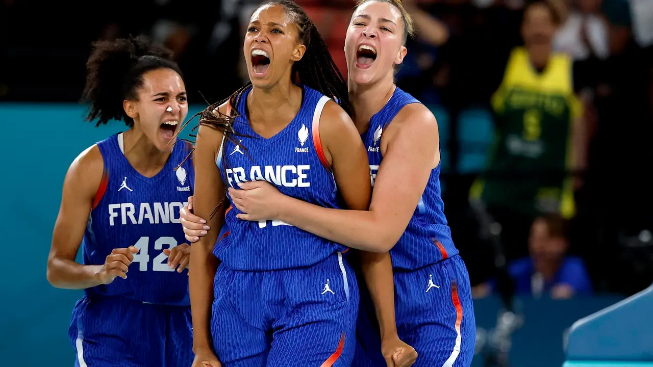 La francesa Iliana Rupert (c) celebra la victoria ante Alemania en el Bercy Arena in Paris, Francia. EFE/EPA/CAROLINE BREHMAN