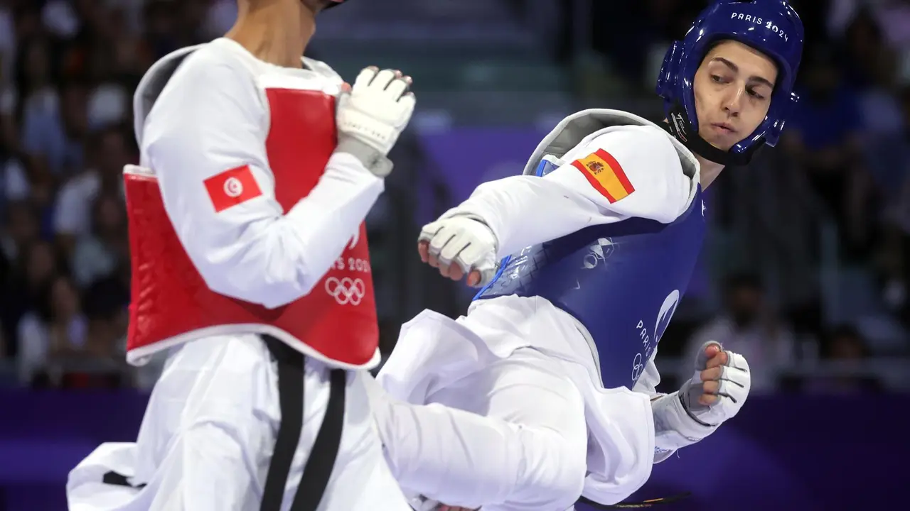El azerbayano Gashim Magomedov (rojo) y Adrian Vicente Yunta (azul) en acci&oacute;n durante el combate de cuartos de -58kg en el Grand Palais en Paris, FranciaEFE/EPA/TERESA SUAREZ
