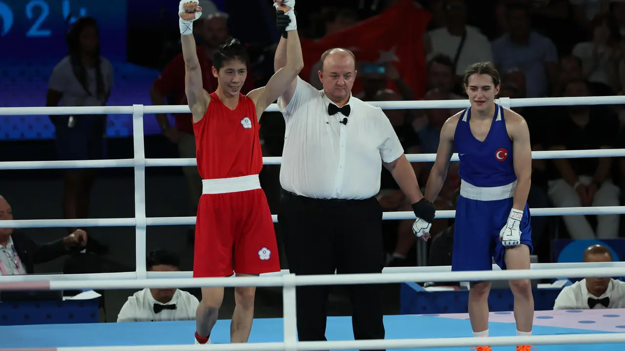 Lin Yu Ting de Taipei gana a la turca Esra Yıldız (azul) en el combate de semifinal femenina de Boxeo 57 kg de los Juegos Ol&iacute;mpicos de Par&iacute;s 2024 este mi&eacute;rcoles, en el Estadio Roland-Garros de la capital gala. EFE/ Kiko Huesca