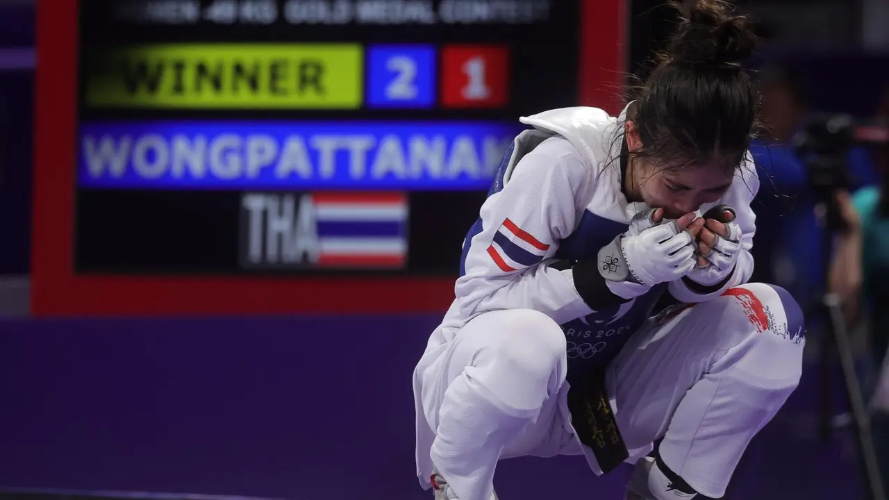 La tailandesa Panipak Wongapattanakit tras la final con la china Qing Guo, en la categor&iacute;a de -49 kilos. EFE/EPA/TERESA SUAREZ