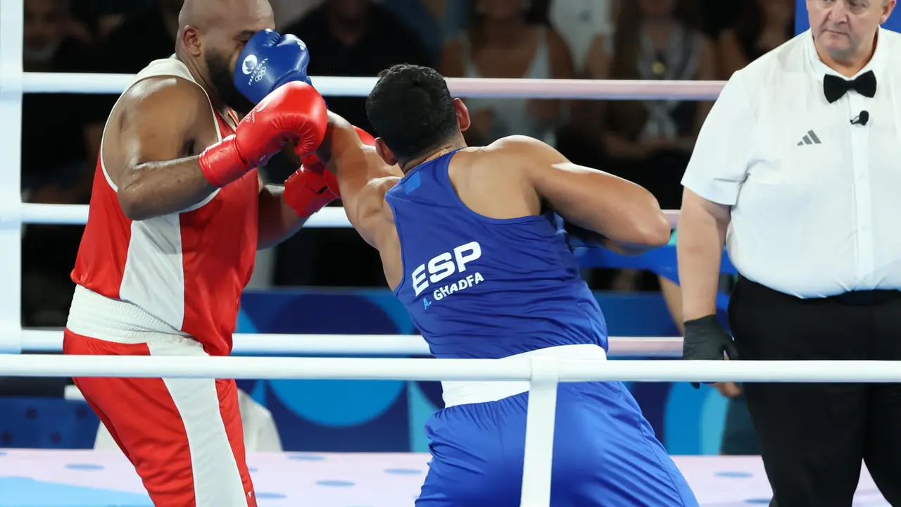 El franc&eacute;s Djamili-Dini Aboudou-Moindze (rojo) combate con el espa&ntilde;ol Ayoub Ghadfa durante la semifinal de Boxeo +92kg de los Juegos Ol&iacute;mpicos de Par&iacute;s 2024 este mi&eacute;rcoles, en el Estadio Roland-Garros de la capital gala. EFE/ Kiko Huesca