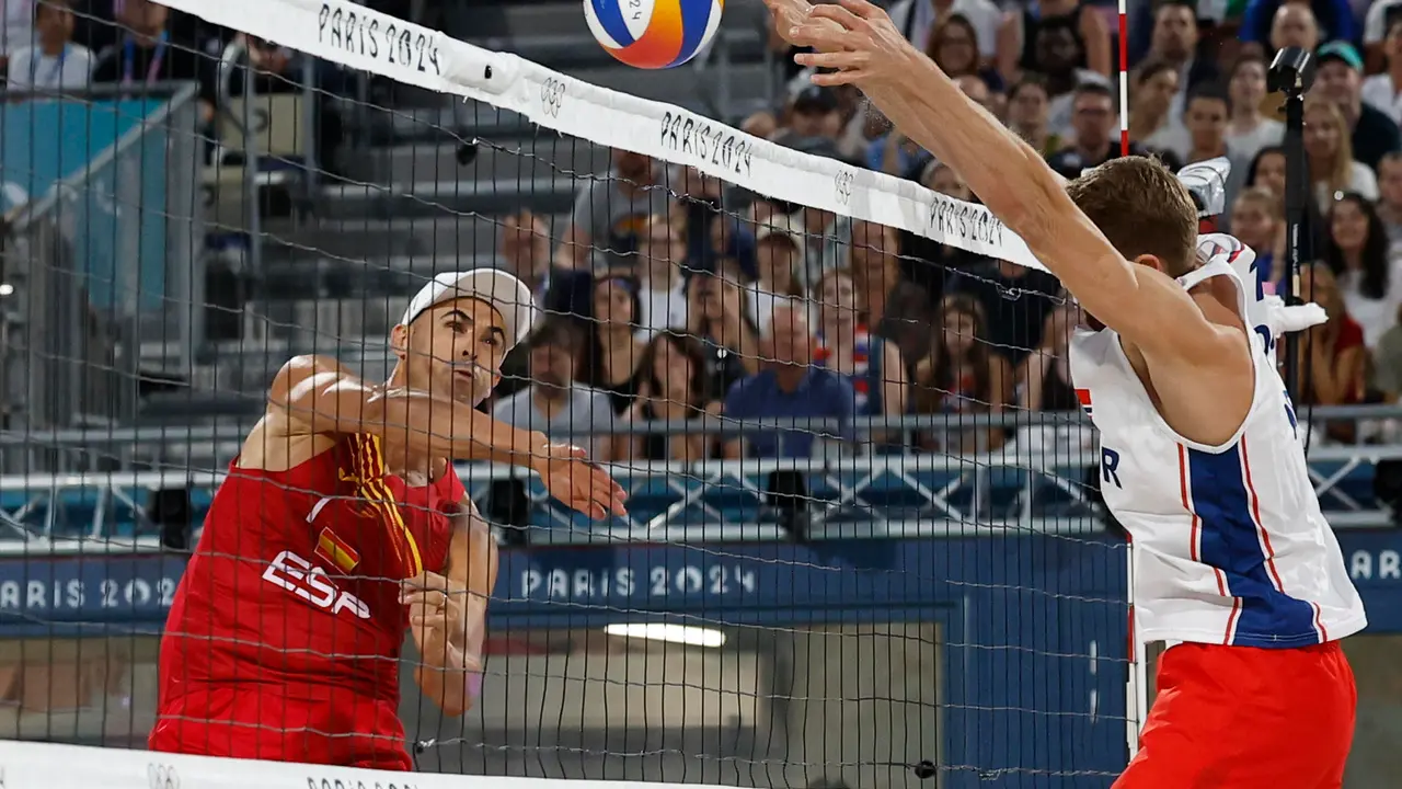 Los espa&ntilde;oles Pablo Herrera durante el partido de cuartos de final de voley playa ante la pareja noruega formada por  Anders Berntsen Mol y Christian Sandlie Soerum, de los Juegos Ol&iacute;mpicos de Par&iacute;s 2024 este mi&eacute;rcoles, en la capital gala. EFE/ Miguel To&ntilde;a