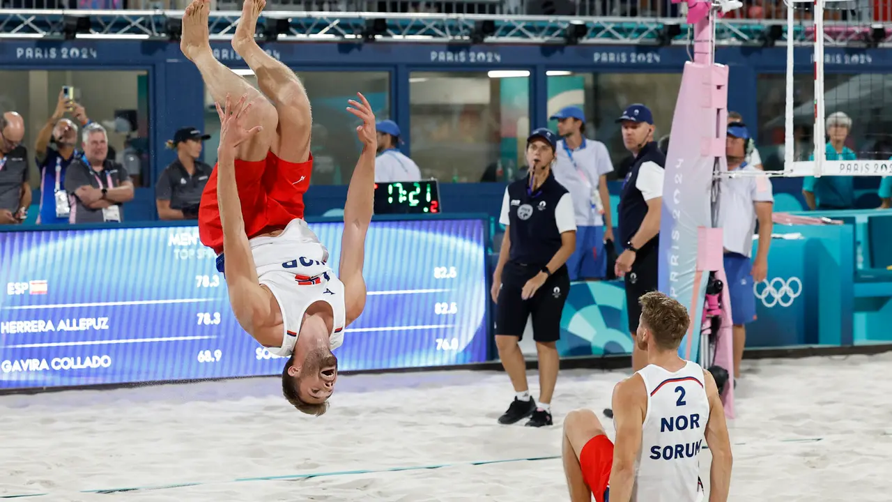 Los noruegos Anders Berntsen Mol y Christian Sandlie Soerum celebran la victoria ante los espa&ntilde;oles Pablo Herrera y Adri&aacute;n Gavira tras el partido de cuartos de final de voley playa de los Juegos Ol&iacute;mpicos de Par&iacute;s 2024 este mi&eacute;rcoles, en la capital gala. EFE/ Miguel To&ntilde;a