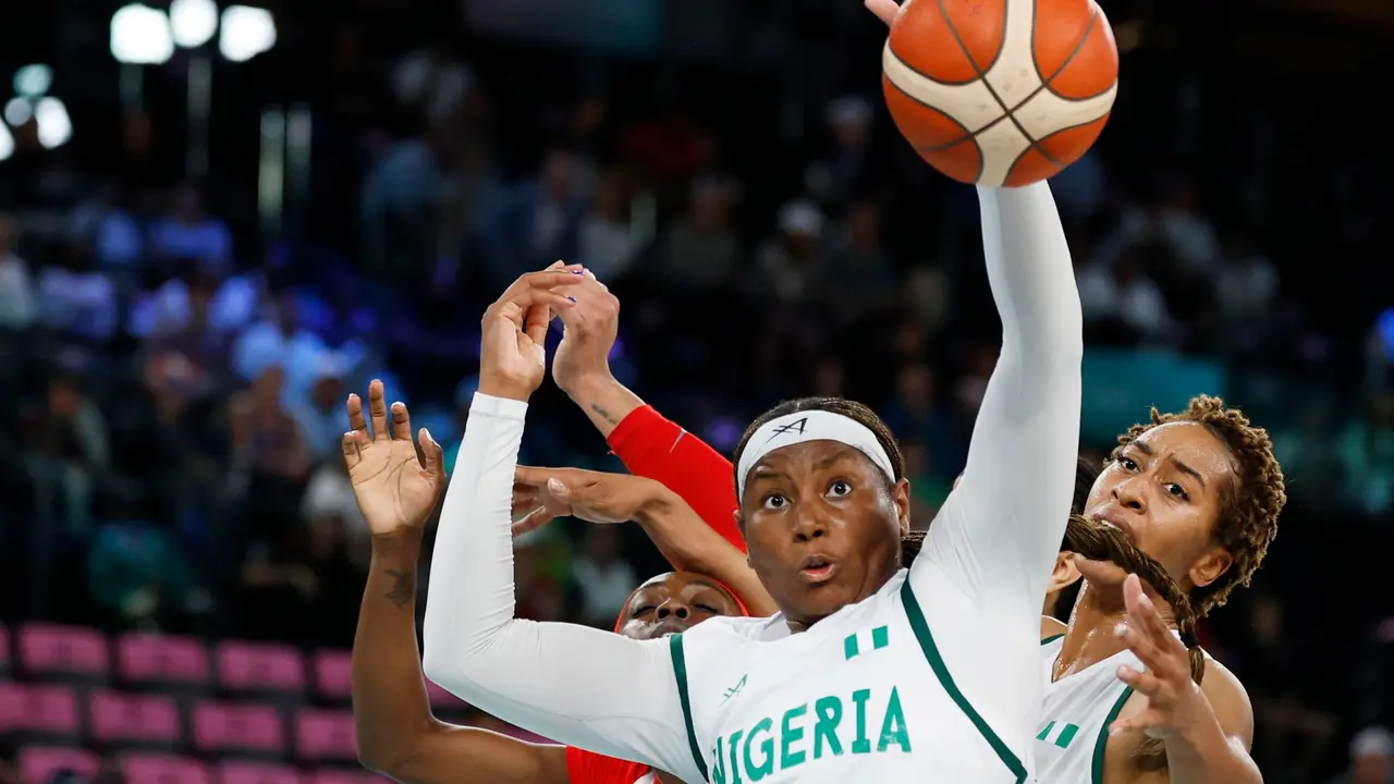 La niegriana Amy Okonkwo (C) en acci&oacute;n durante el partido de baloncestoq ue han jugado Nigeria y EEUU en el Bercy Arena en Paris, Francia. EFE/EPA/CAROLINE BREHMAN