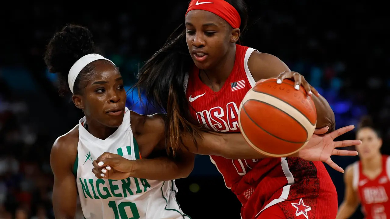 Promise Amukamara (i), de Nigeria, fue registrada este mi&eacute;rcoles, 7 de agosto, al disputar un bal&oacute;n con Jackie Young (d), de Estados Unidos, durante un partido de los cuartos de final del baloncesto femenino de los Juegos Ol&iacute;mpicos de Par&iacute;s 2024, en el coliseo Bercy Arena de Par&iacute;s (Francia). EFE/Caroline Brehman