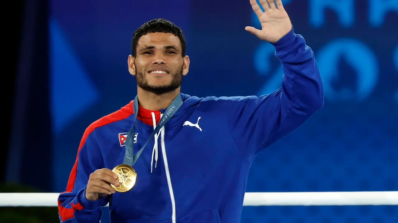 El cubano Erislandy &Aacute;lvarez Borges fue registrado este mi&eacute;rcoles, 7 de agosto, al celebrar la obtenci&oacute;n de la medalla de oro del boxeo masculino de los Juego Ol&iacute;mpicos de Par&iacute;s 2024 para la categor&iacute;a de los 63,5 kg, en Par&iacute;s (Francia). EFE/Yoan Valat