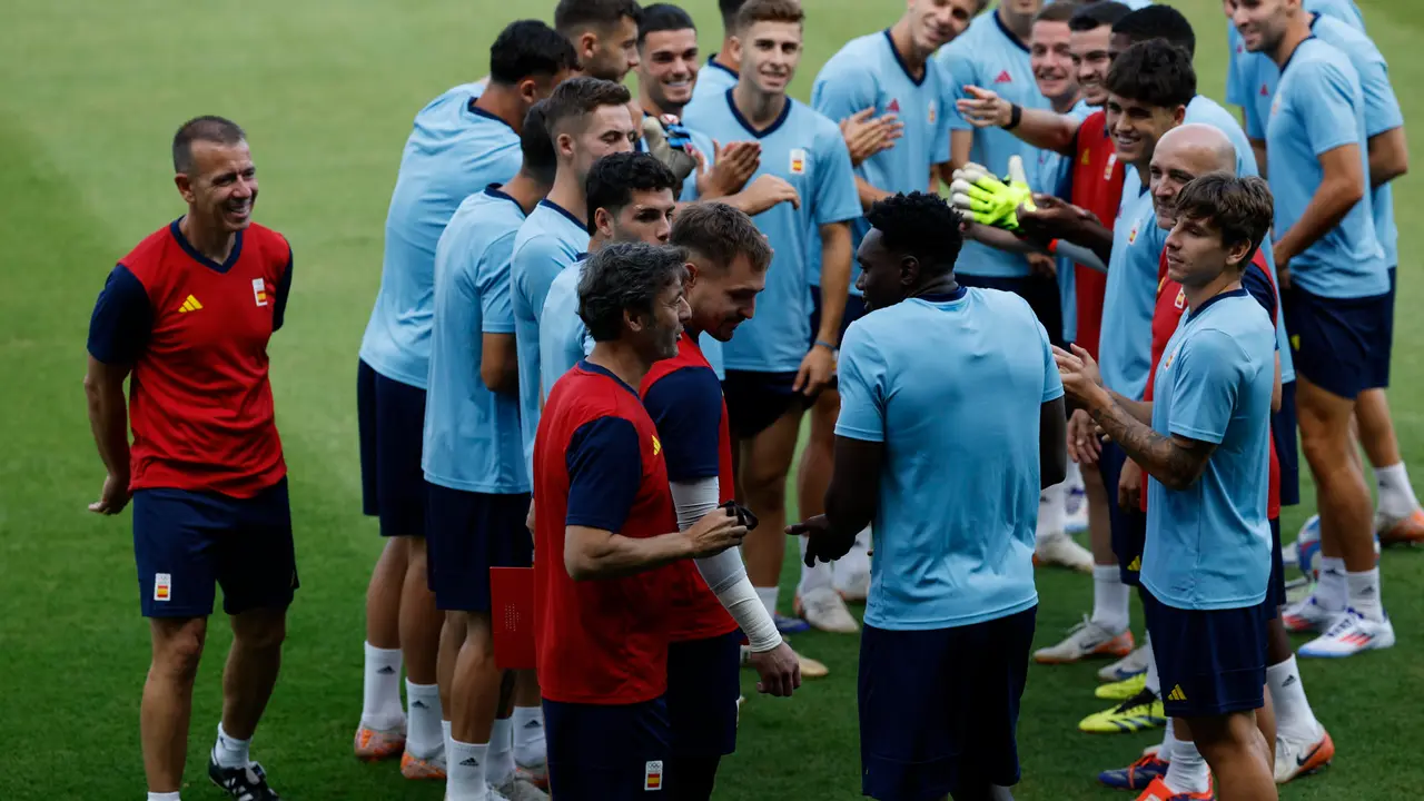 Samu Omorodion, actual delantero del Atl&eacute;tico de Madrid, con sus compa&ntilde;erpos en ele entrenamiento de este jueves. EFE/ Juanjo Martin