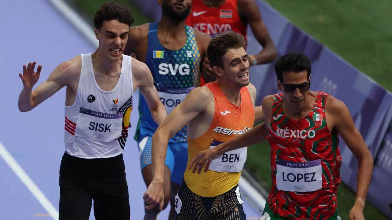 Los atletas (de d a i) Jes&uacute;s Tonatiu L&oacute;pez de M&eacute;xico, el espa&ntilde;ol Adri&aacute;n Ben y el belga Pieter Sisk compiten en la repesca de los 800m. EFE/ Miguel Guti&eacute;rrez