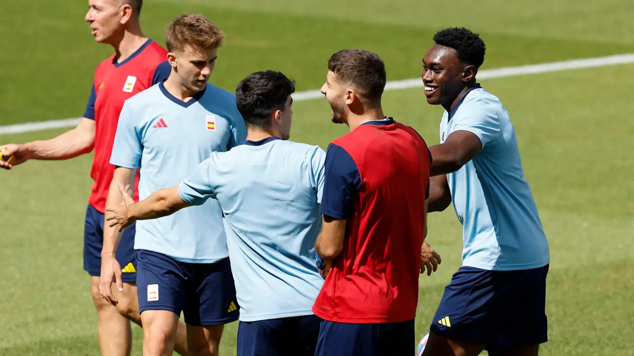 El delantero Samu Omorodion (i), de la selecci&oacute;n ol&iacute;mpica espa&ntilde;ola de f&uacute;tbol, durante su entrenamiento en el Stade Bauer durante los Juegos Ol&iacute;mpicos Par&iacute;s2024 en Saint-Ouen-sur-Seine en Francia, este jueves. EFE/ Juanjo Martin