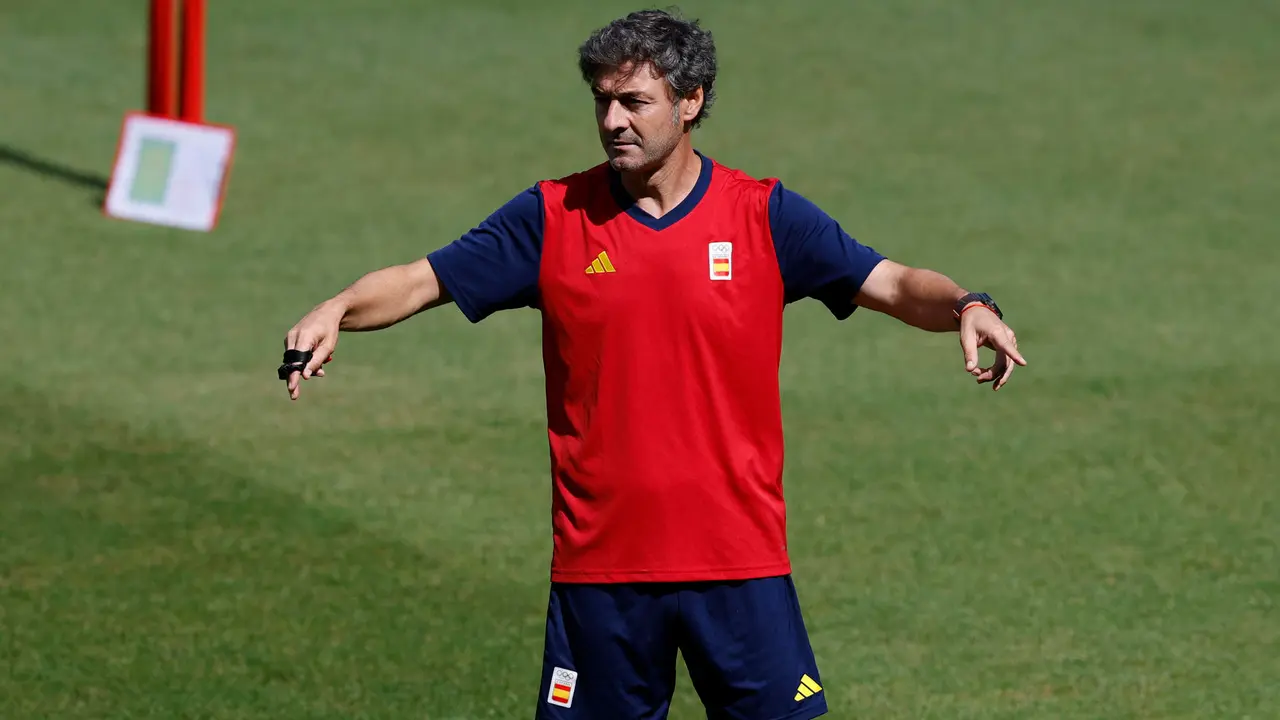 El seleccionador espa&ntilde;ol del equipo ol&iacute;mpico de f&uacute;tbol, Santi Denia, durante su entrenamiento en el Stade Bauer durante los Juegos Ol&iacute;mpicos Par&iacute;s2024 en Saint-Ouen-sur-Seine en Francia, este jueves. EFE/ Juanjo Martin