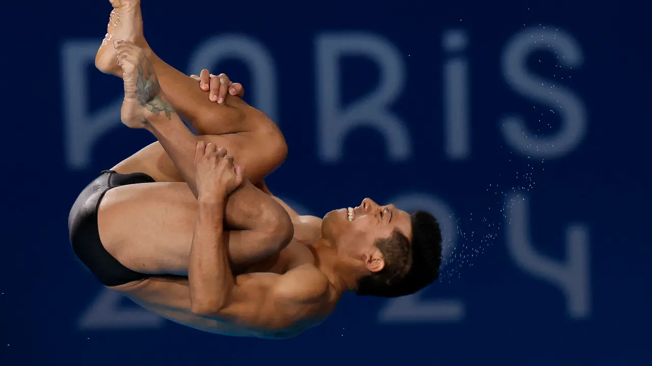 El dominicano Jonathan Ruvalcaba en la final de trampol&iacute;n de tres metros. EFE/ Julio M&uacute;&ntilde;oz