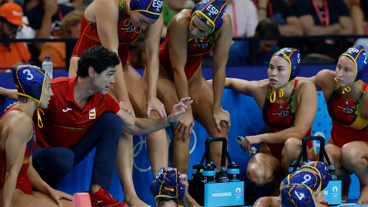 NANTERRE, 08/08/2024.- El seleccionador del equipo femenino espa&ntilde;ol de waterpolo Miguel &Aacute;ngel Oca (2i) da instrucciones a sus jugadoras contra Pa&iacute;ses Bajos durante la semifinal de los Juegos Ol&iacute;mpicos de Par&iacute;s 2024 contra Pa&iacute;ses Bajos este jueves en Nanterre. EFE/ Juanjo Mart&iacute;n