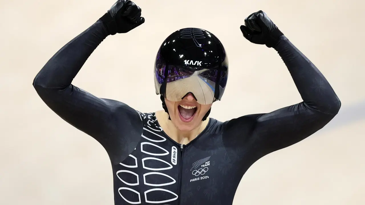 La neozelandesa Ellesse Andrews ha logrado la medalla de oro de keirin en los Juegos Ol&iacute;mpicos de Par&iacute;s tras la prueba celebrada en el Vel&oacute;dromo Nacional de Saint-Quentin-en-Yvelines. EFE/EPA/MARTIN DIVISEK
