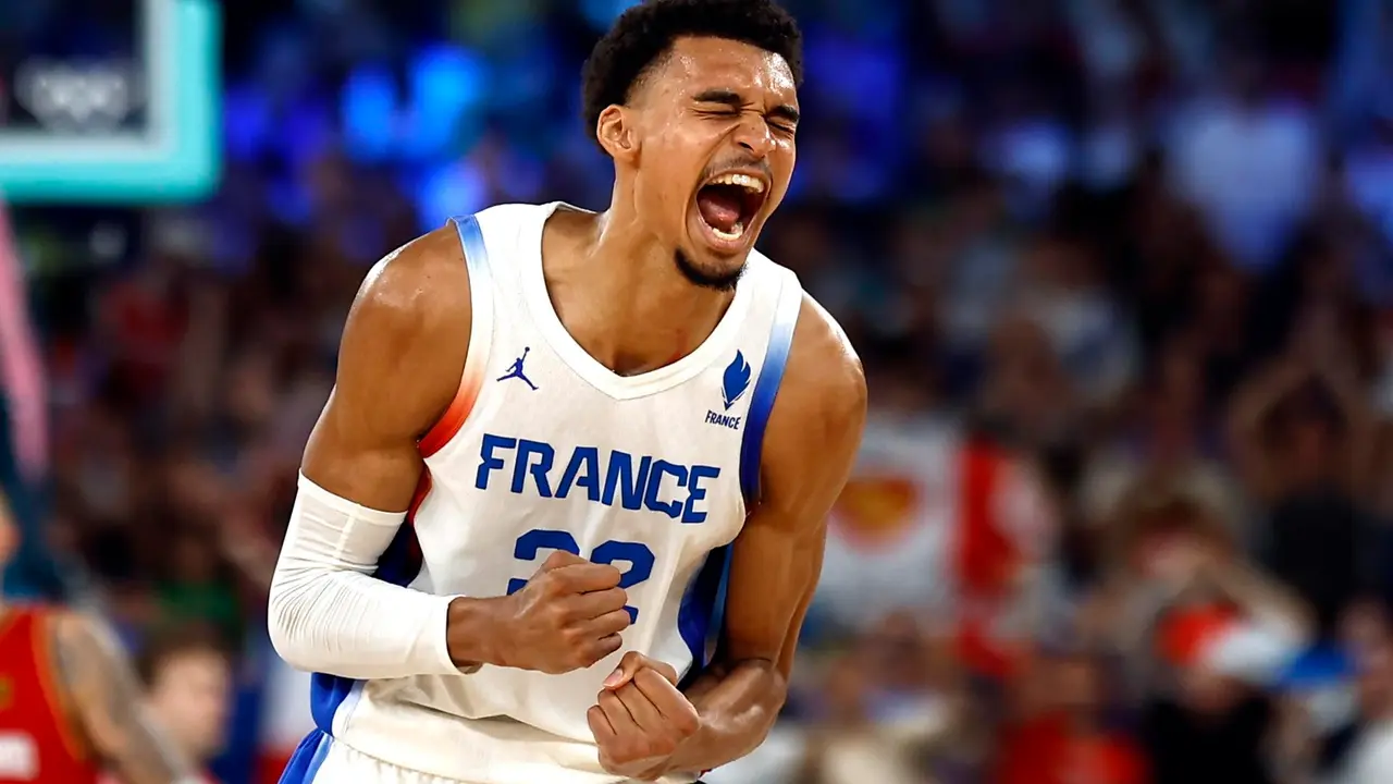Victor Wembanyama celebra el pase de Francia a la final del torneo ol&iacute;mpico masculino de baloncesto de los Juegos Ol&iacute;mpicos de Par&iacute;s 2024. EFE/EPA/YOAN VALAT