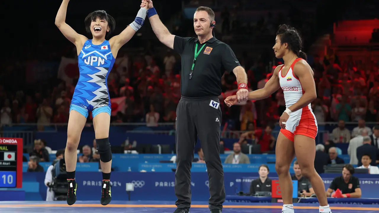 La luchadora ecuatoriana Luc&iacute;a Yamileth Y&eacute;pez (rojo-plata) pierde ante la japonesa Akari Fujinami (oro) en la final femenina de Lucha estilo libre de 53kg, en el marco de los Juegos Ol&iacute;mpicos de Par&iacute;s 2024 este jueves, en el Champ de Mars Arena de la capital francesa. EFE/ Miguel Guti&eacute;rrez