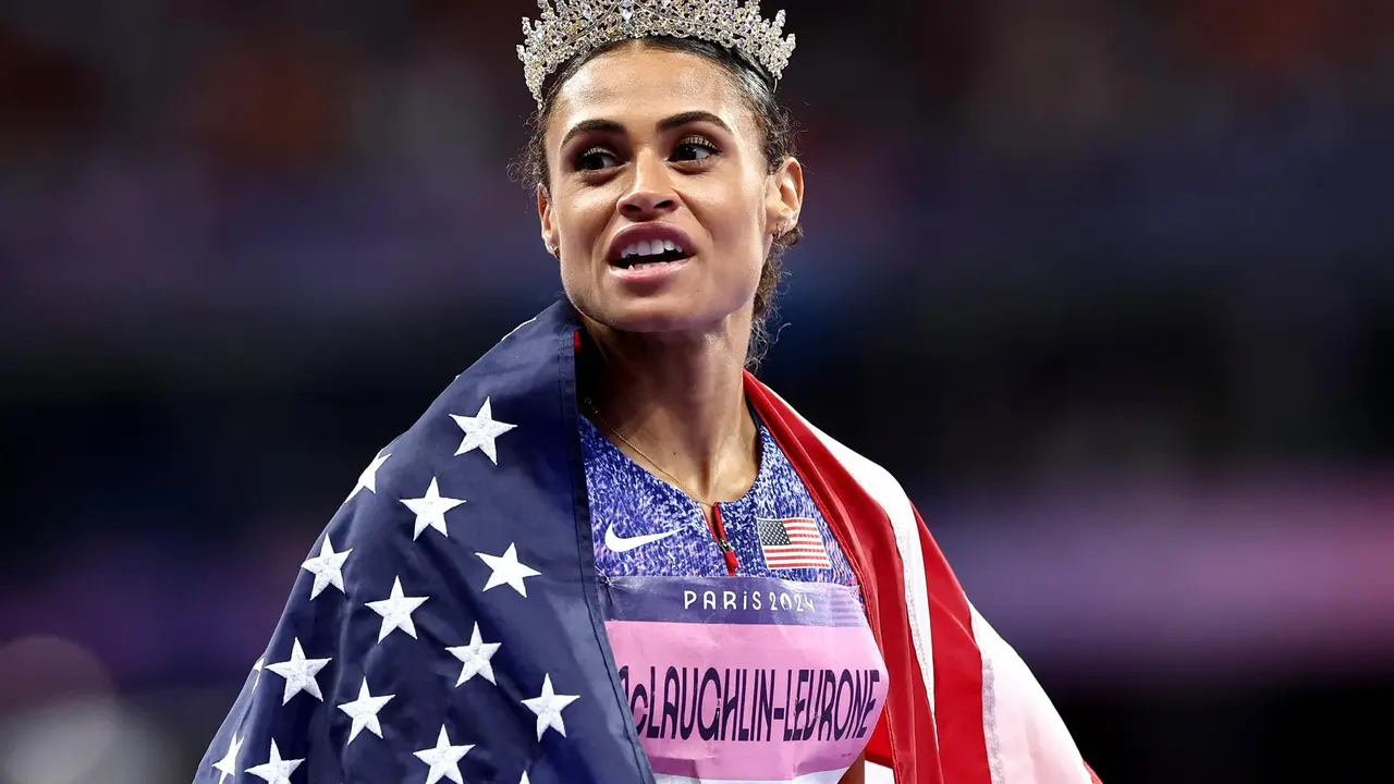 La estadounidense Sydney McLaughlin-Levrone se ha impuesto en la final de los 400 metros vallas de Par&iacute;s 2024 y ha batido su propio r&eacute;cord del mundo con un tiempo de 50.37. EFE/EPA/ANNA SZILAGYI