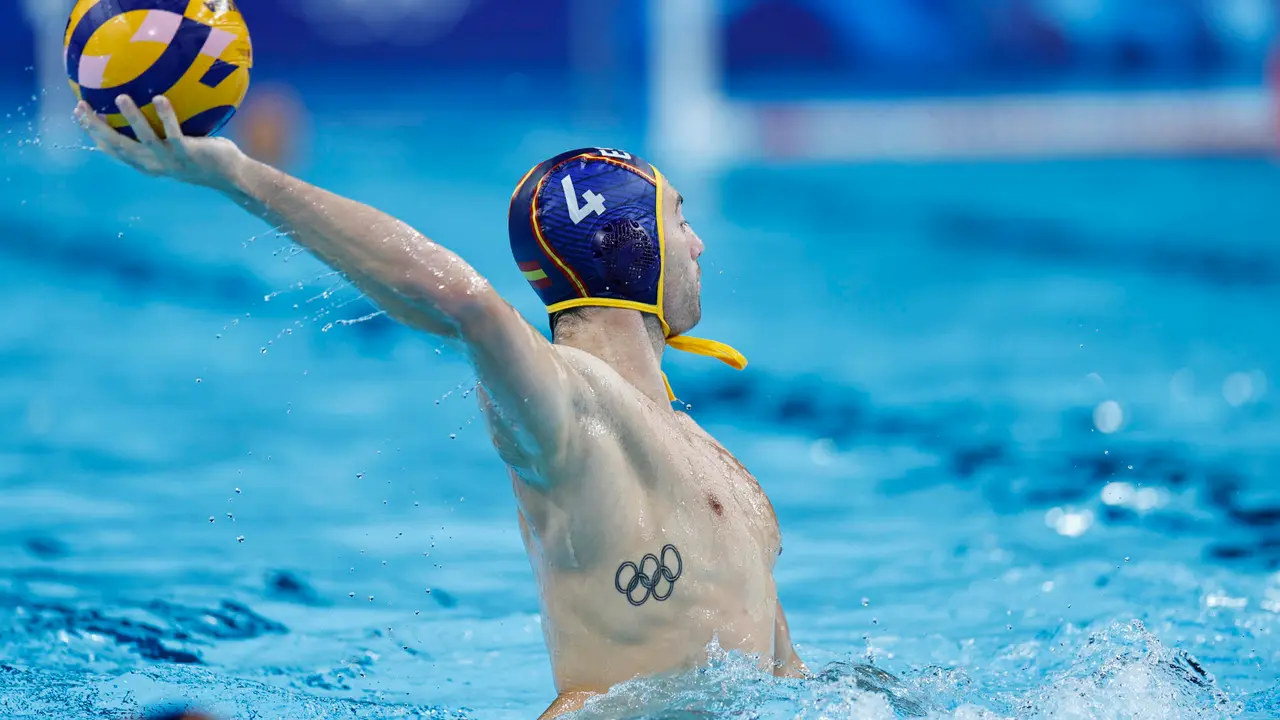 El espa&ntilde;ol Bernat Sanahuja, en acci&oacute;n contra Italia durante su partido de clasificaci&oacute;n del 5&ordm; al 8&ordm; de waterpolo masculino de los Juegos Ol&iacute;mpicos de Par&iacute;s 2024. EFE/ Sashenka Guti&eacute;rrez