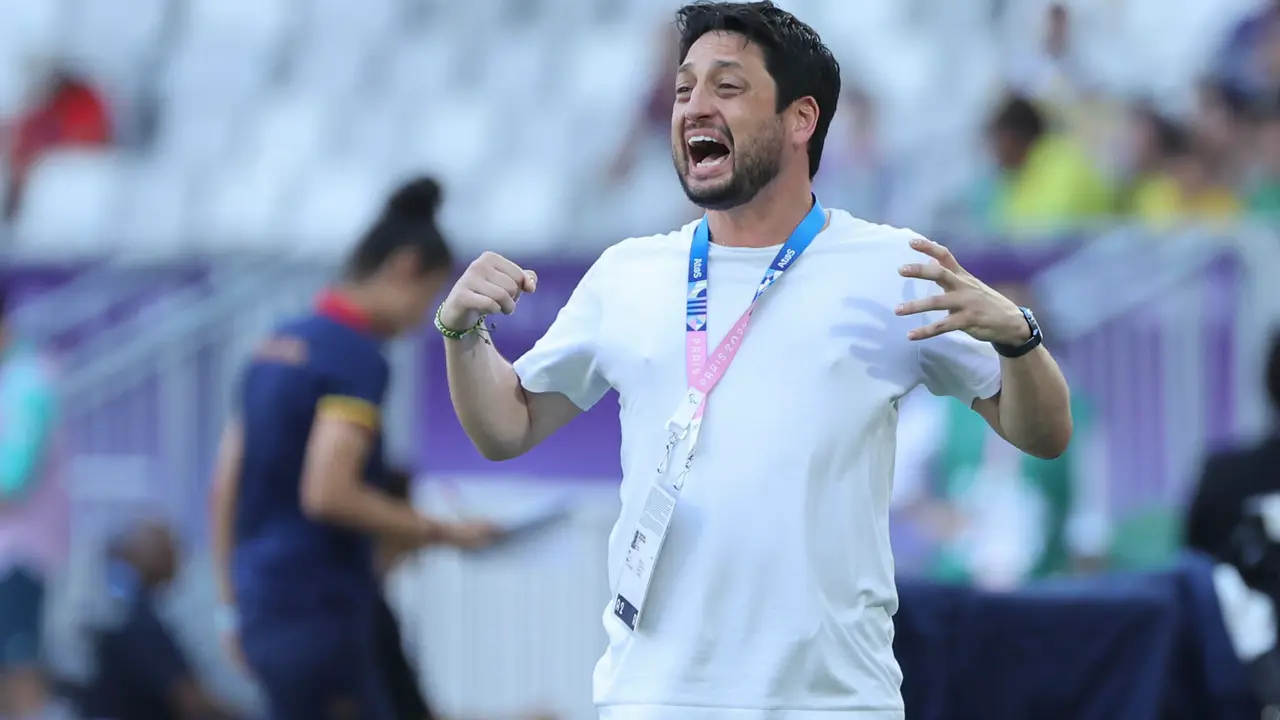 El entrenador de Brasil, Arthur Elias, en un momento de la semifinal ol&iacute;mpica contra Espa&ntilde;a. EFE/ Kiko Huesca
