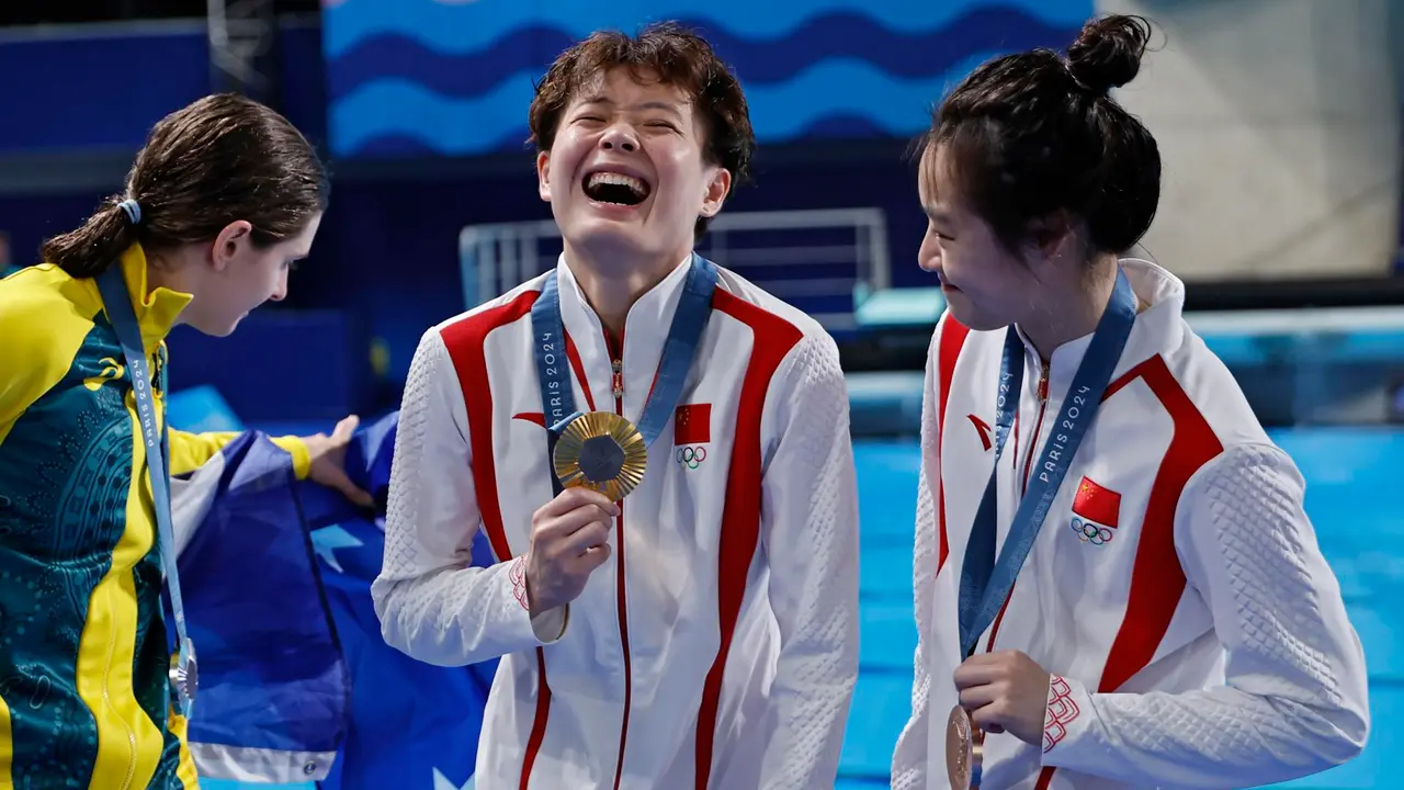 De izquierda a derecha, la australiana Maddison Keeney (plata), la china of Australia, Chen Yiwen (oro) y la su compatriota Chang Yani. EFE/EPA/TOLGA AKMEN