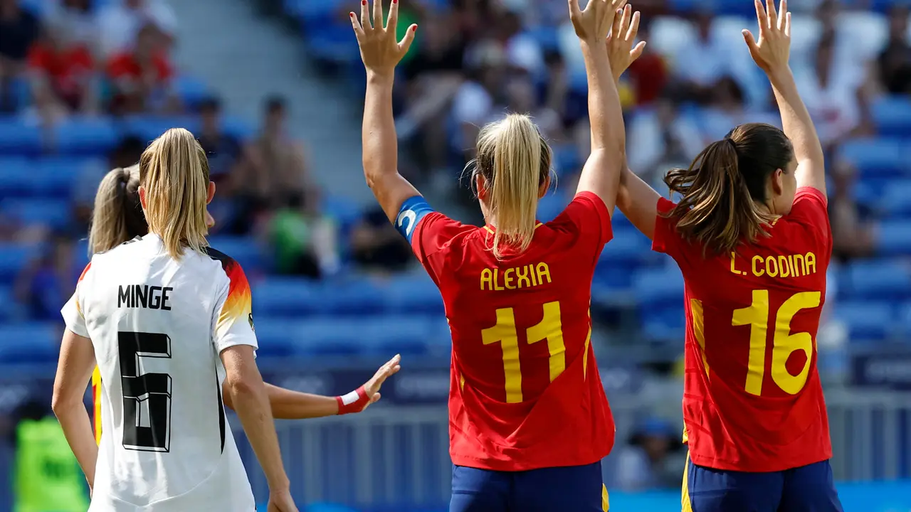 Las futbolistas espa&ntilde;olas Alexia Putellas (2d) y Laia Codina (d) ante Alemania durante el partido por la medalla de bronce. EFE/ Miguel To&ntilde;a