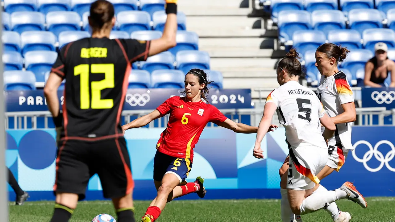 LYON, 09/08/2024.- La jugadora de Espa&ntilde;a Aitana Bonmati (2i) en acci&oacute;n ante Alemania durante el partido por la medalla de bronce de los Juegos Ol&iacute;mpicos de Par&iacute;s 2024 contra Alemania este viernes en el Estadio de Lyon. EFE/ Miguel To&ntilde;a