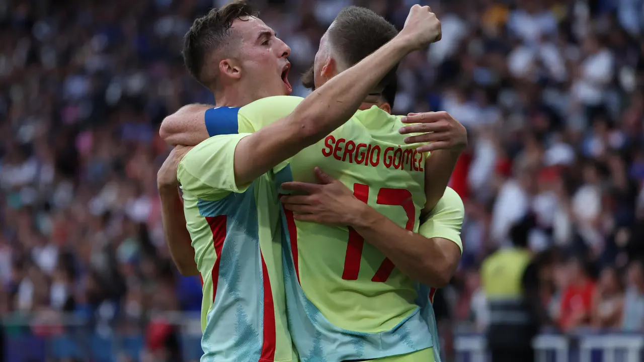 Sergio Camello celebra uno de sus goles en la final ol&iacute;mpica de f&uacute;tbol de Par&iacute;s. EFE/ Kiko Huesca