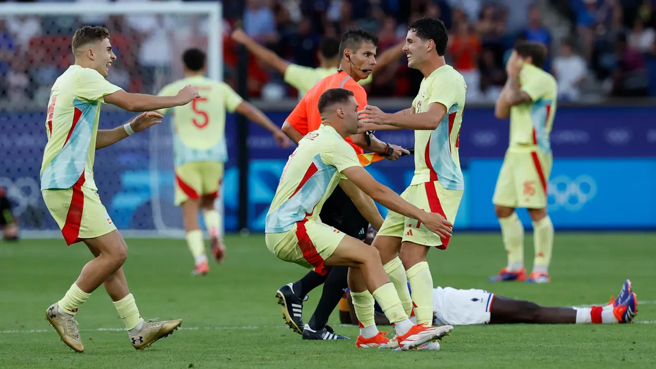 Los jugadores espa&ntilde;oles celebran la medalla de oro conseguida tras vencer a Francia al finalizar la pr&oacute;rroga del partido por la medalla de oro de los Juegos Ol&iacute;mpicos de Par&iacute;s 2024 que Francia y Espa&ntilde;a disputan este viernes en el Parc des Princes, de Paris . EFE/ JUANJO MARTIN