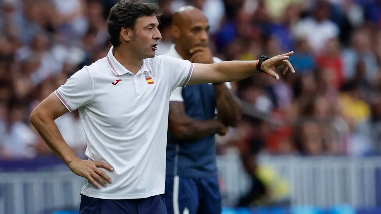 El entrenador espa&ntilde;ol, Santi Denia, durante el partido por la medalla de oro de los Juegos Ol&iacute;mpicos de Par&iacute;s 2024 que Francia y Espa&ntilde;a disputan este viernes en el Parc des Princes, de Paris . EFE/ JUANJO MARTIN