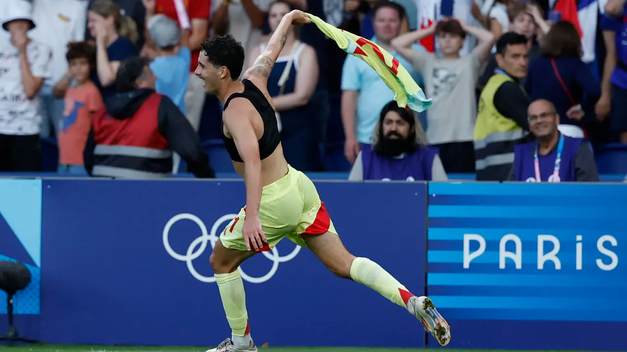 El jugador espa&ntilde;ol Sergio Camello celebra su segundo gol ante Francia durante la prorroga del partido por la medalla de oro de los Juegos Ol&iacute;mpicos de Par&iacute;s 2024 que Francia y Espa&ntilde;a disputan este viernes en el Parc des Princes, de Paris . EFE/ Juanjo Martin