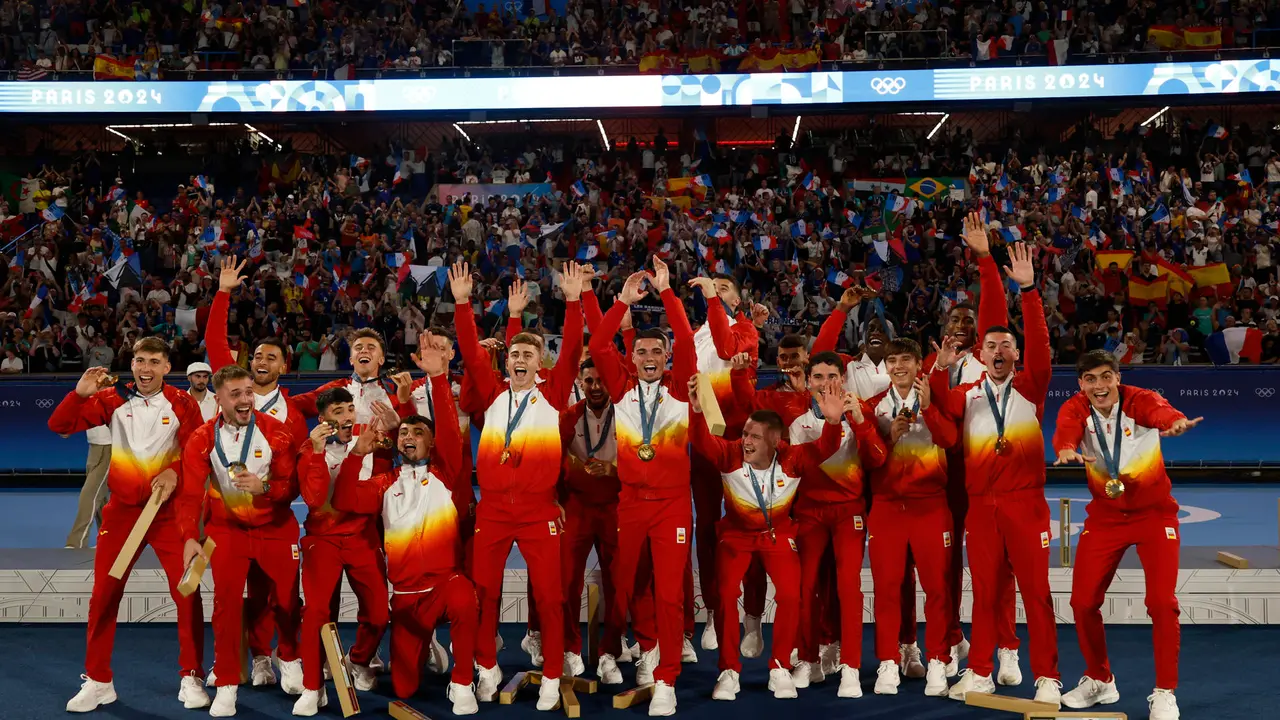Los jugadores de Espa&ntilde;a posan con la medalla de oro de f&uacute;tbol masculino en los Juegos Ol&iacute;mpicos de Par&iacute;s 2024. EFE/JUANJO MARTIN
